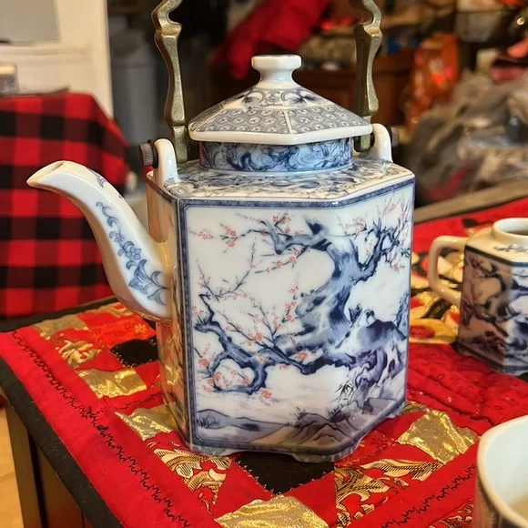 VINTAGE BLUE WHITE PINK CHERRY TREE BLOSSOM CHINESE TEAPOT WITH BRASS HANDLE set - Picture 7 of 12